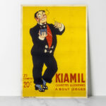 Affiche vintage Algérie 1930 montrant un homme debout tenant un paquet de 25 cigarettes Kiamil, fond jaune, publicité Dzeco Art Déco