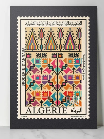 Affiche Algérie Vintage agrandissement timbre poste broderie d'Annaba, motifs géométriques colorés par l'artiste Mohammed Temam.