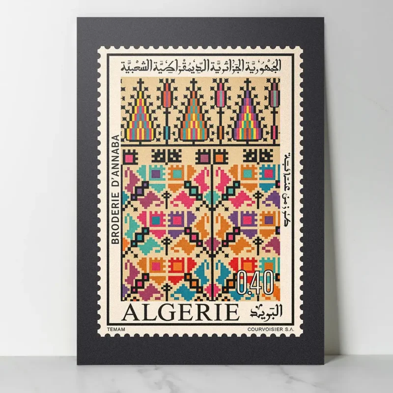 Affiche Algérie Vintage agrandissement timbre poste broderie d'Annaba, motifs géométriques colorés par l'artiste Mohammed Temam.