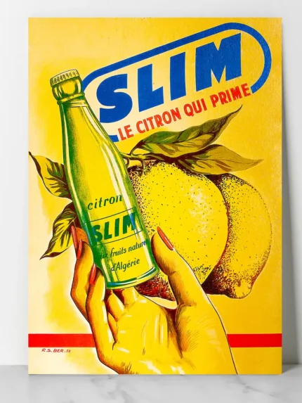 Affiche vintage Slim Citron de Hamoud Boualem des années 1950 représentant une main tenant une bouteille de soda avec deux citrons jaunes en arrière-plan.