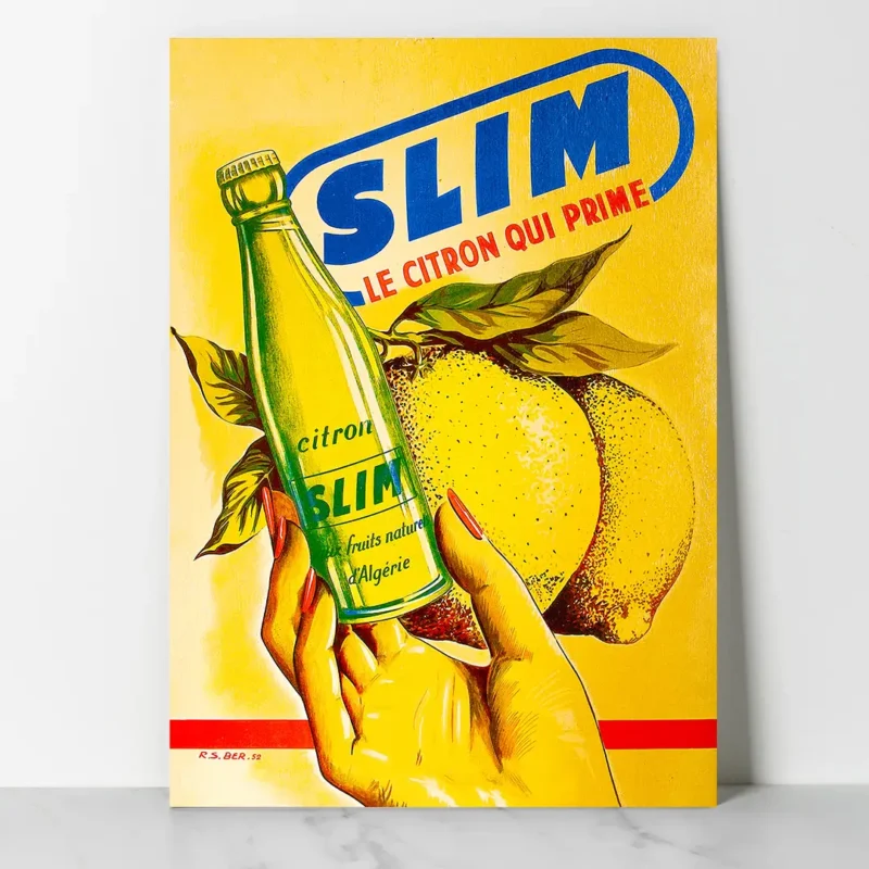 Affiche vintage Slim Citron de Hamoud Boualem des années 1950 représentant une main tenant une bouteille de soda avec deux citrons jaunes en arrière-plan.