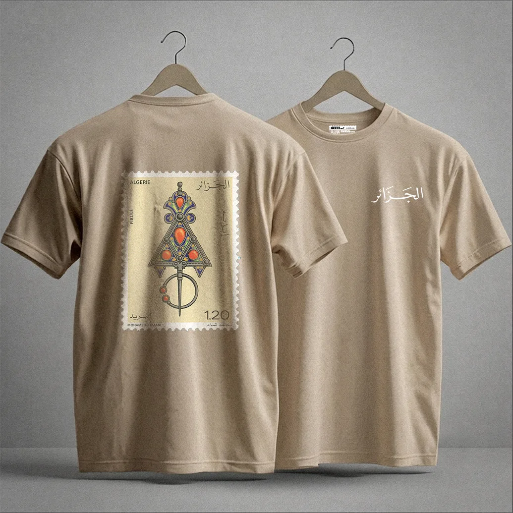 T-shirt Timbre bijou Kabyle DzecoArt - Noir copy t-shirt algerie vintage beige dos impression grand timbre poste officiel fibule bijou kabyle mohamed temam dzecoart