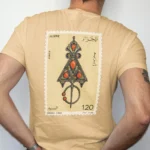 t-shirt algerie vintage couleur sable dos impression grand timbre poste officiel fibule bijou kabyle mohamed temam dzecoart